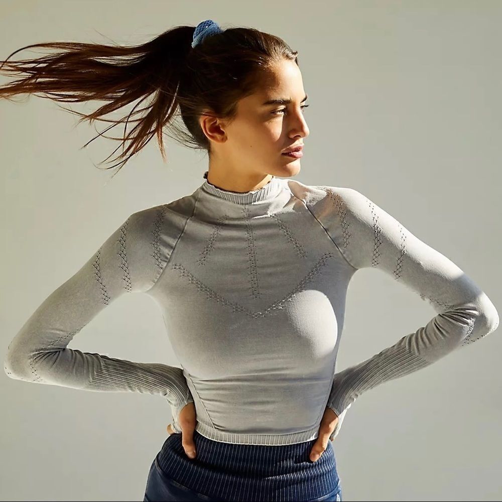 FP MOVEMENT GOOD KARMA SET: HIGH-NECK LAYERING TOP + 7/8 LEGGINGS ICE GREY XS/S - Picture 3 of 8